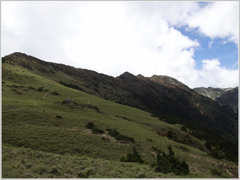 2012-07-11 11-47-02審馬陣草原看五岩峰.JPG